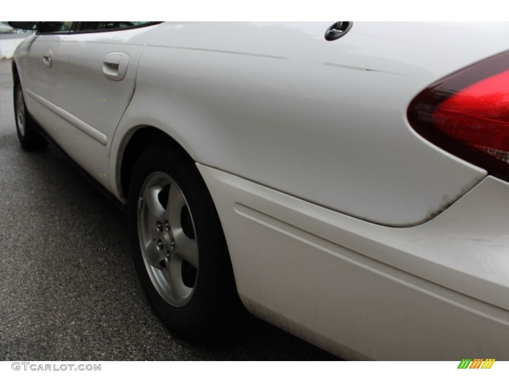 2004 Taurus SE Sedan - Vibrant White / Medium Graphite photo #4