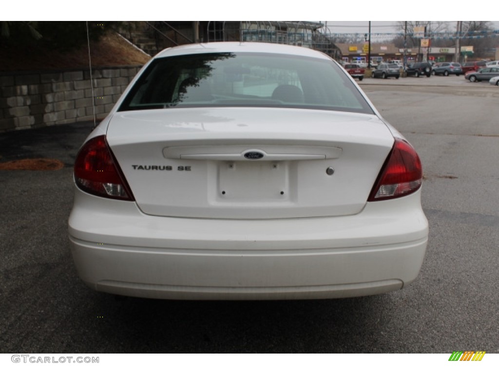 2004 Taurus SE Sedan - Vibrant White / Medium Graphite photo #6