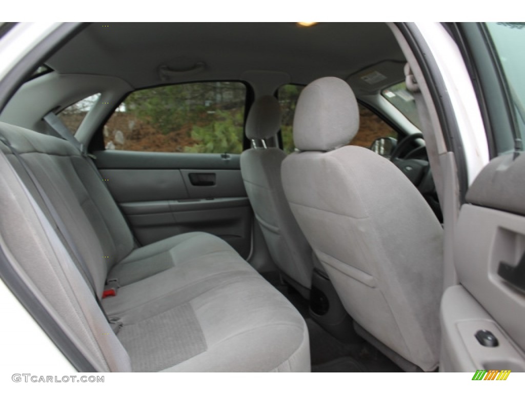2004 Taurus SE Sedan - Vibrant White / Medium Graphite photo #9