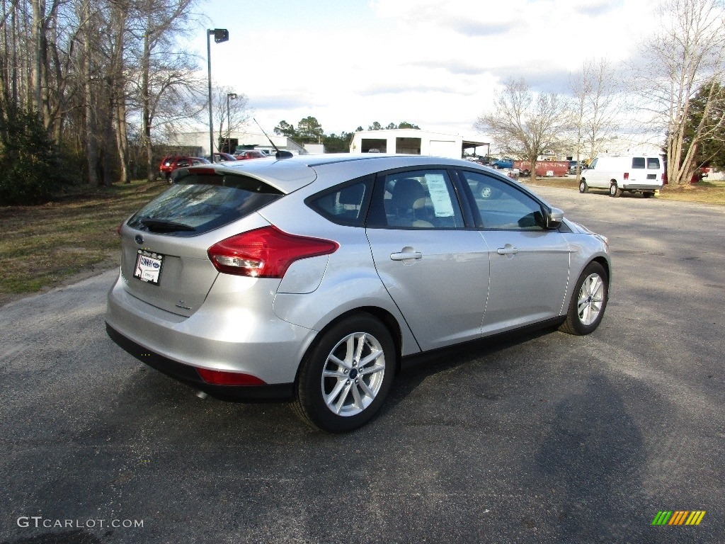 2016 Focus SE Hatch - Ingot Silver / Medium Light Stone photo #3