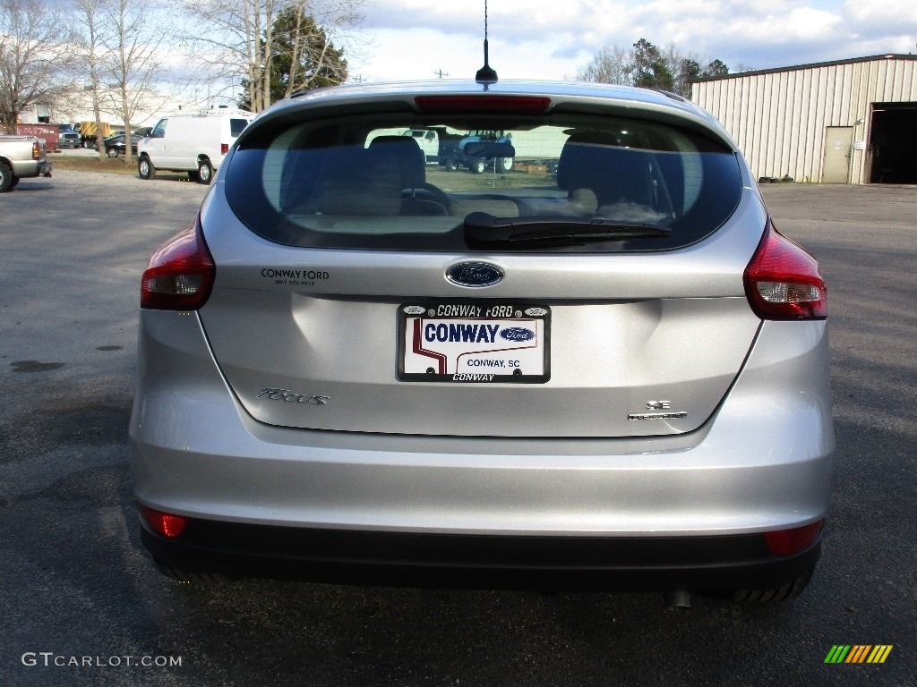 2016 Focus SE Hatch - Ingot Silver / Medium Light Stone photo #4
