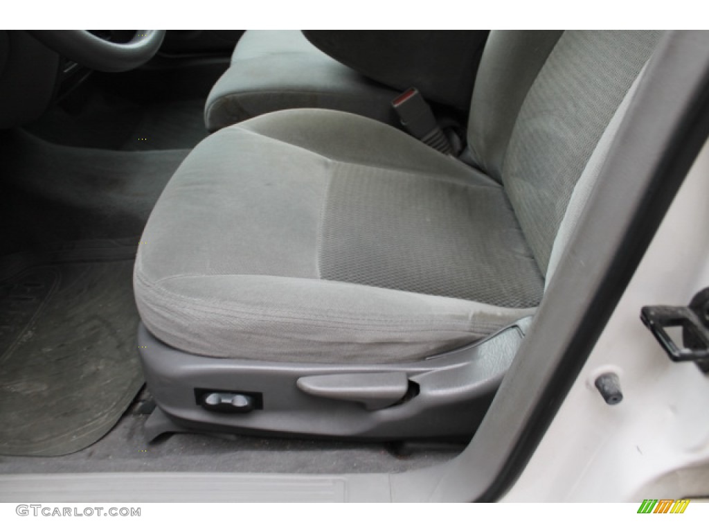 2004 Taurus SE Sedan - Vibrant White / Medium Graphite photo #16