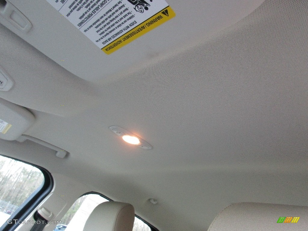 2016 Focus SE Hatch - Ingot Silver / Medium Light Stone photo #14