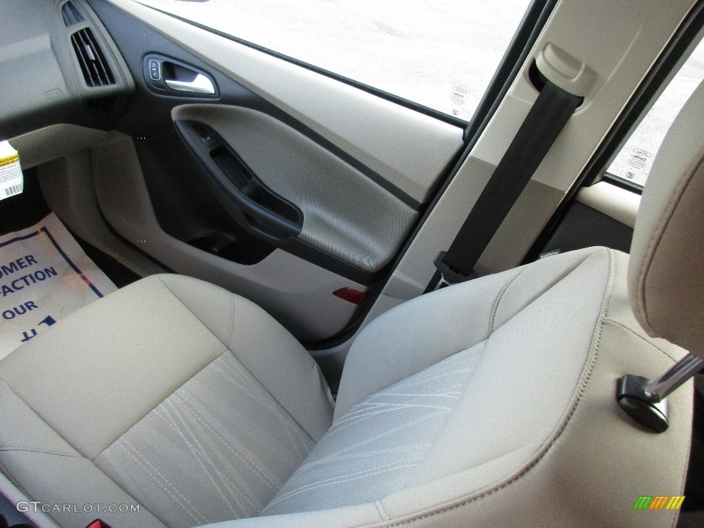 2016 Focus SE Hatch - Ingot Silver / Medium Light Stone photo #18