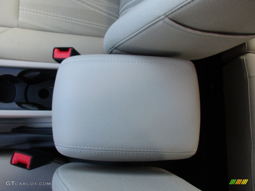 2016 Focus SE Hatch - Ingot Silver / Medium Light Stone photo #20