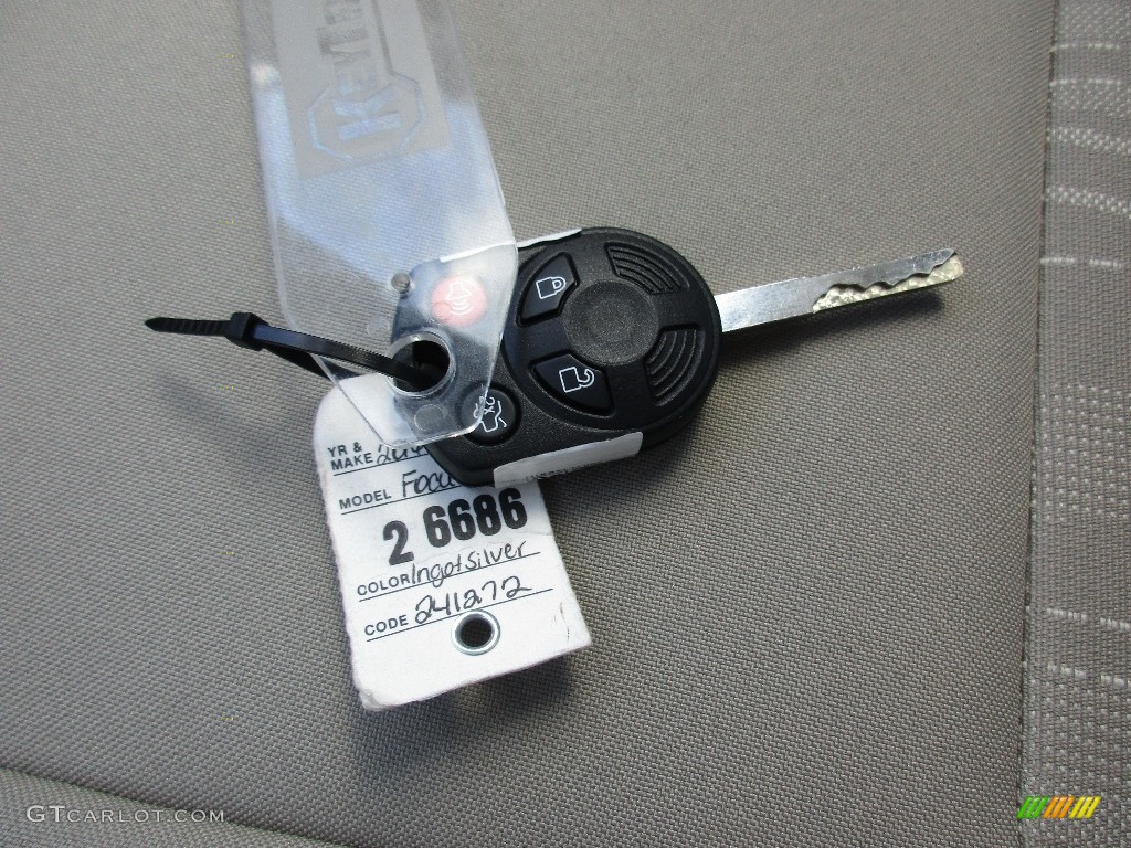 2016 Focus SE Hatch - Ingot Silver / Medium Light Stone photo #29