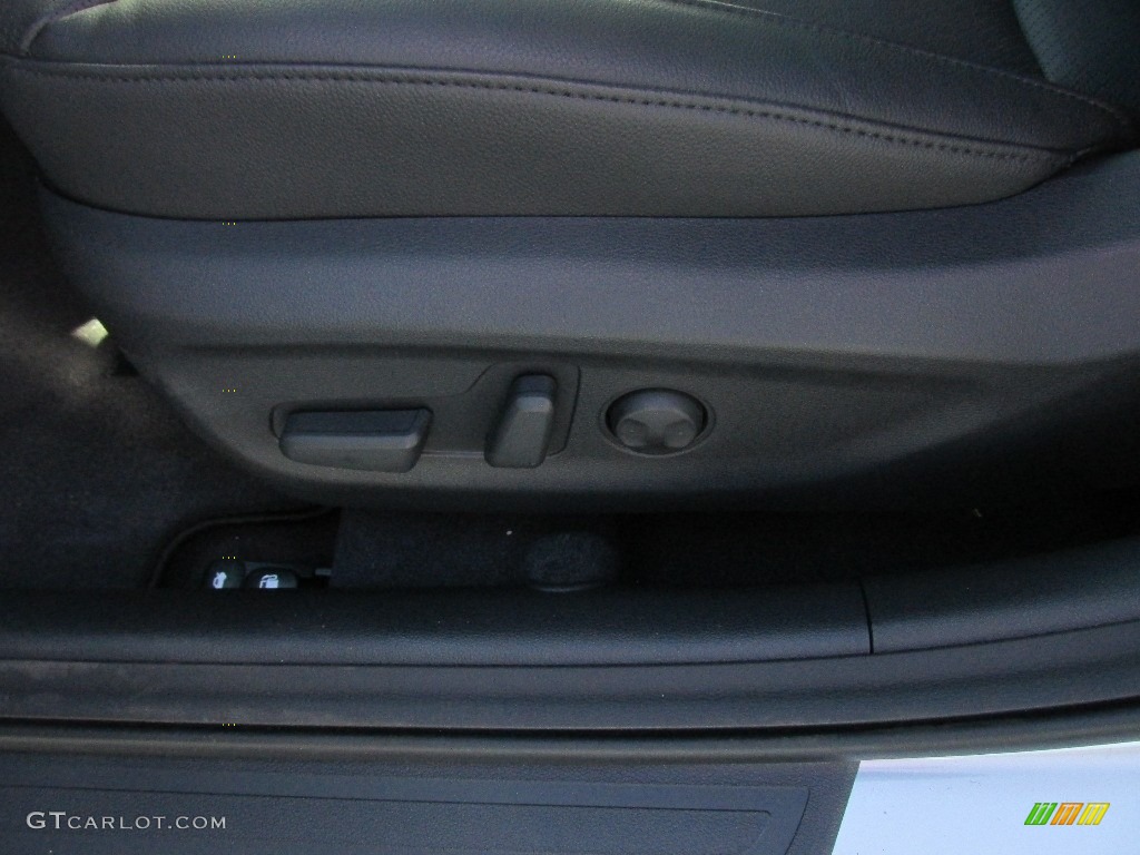 2017 Elantra SE - Silver / Black photo #22