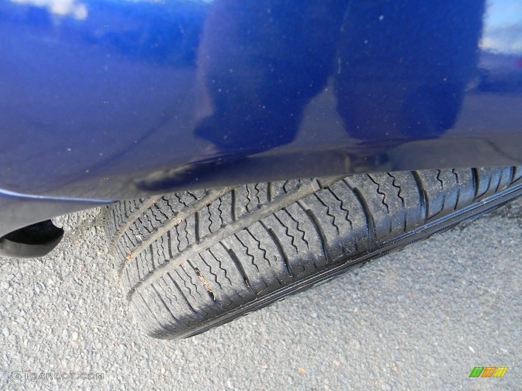 2004 Vibe  - Neptune Blue / Graphite photo #27