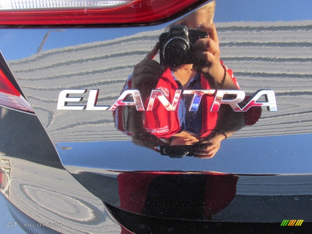 2017 Elantra SE - Black / Black photo #13