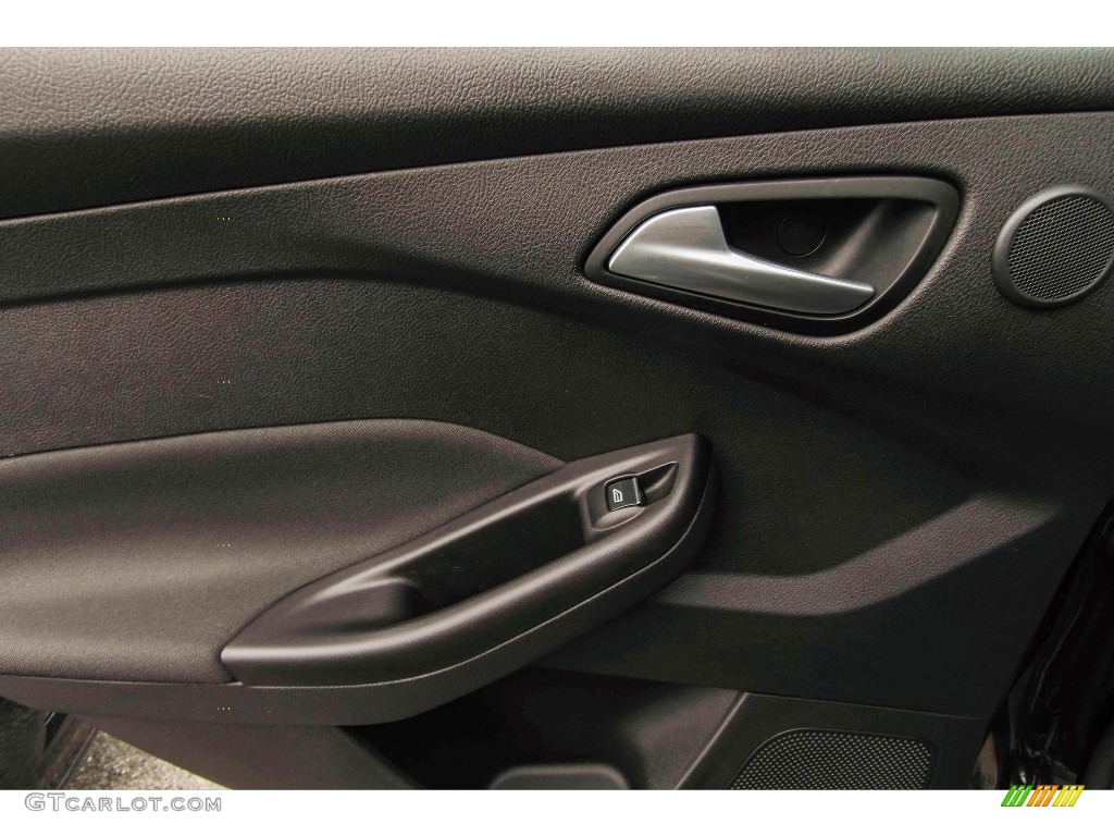 2013 Focus Titanium Hatchback - Tuxedo Black / Charcoal Black photo #32