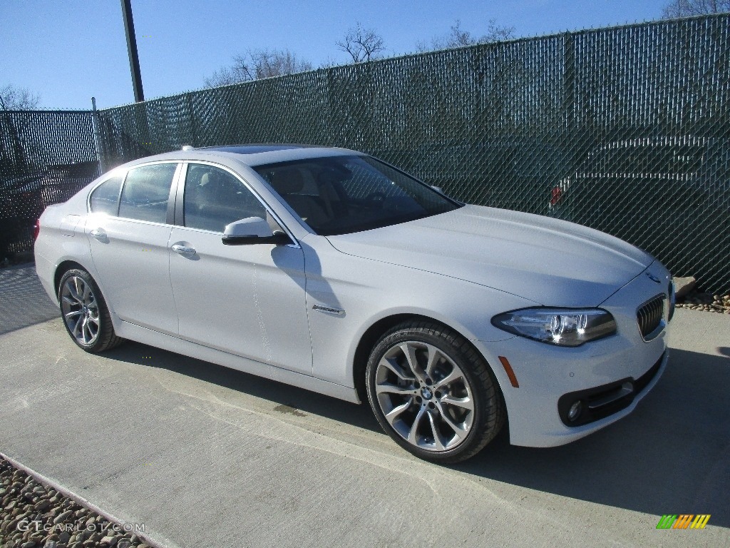 2016 5 Series 535i xDrive Sedan - Alpine White / Venetian Beige/Black photo #1