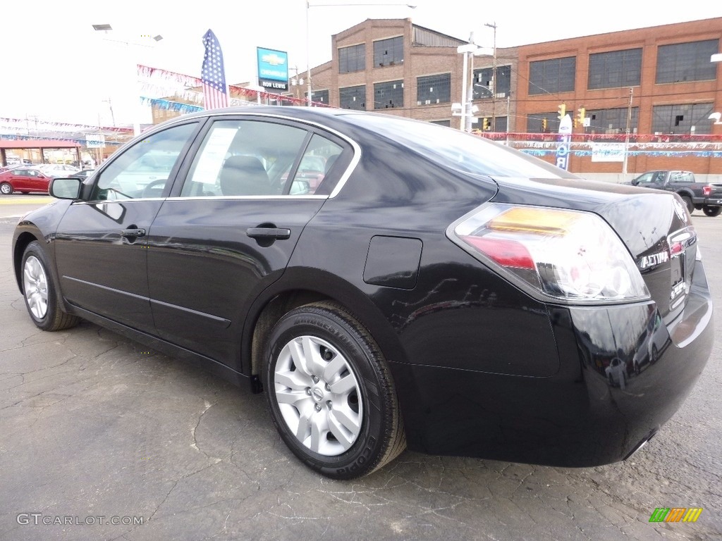 2011 Altima 2.5 S - Super Black / Charcoal photo #5