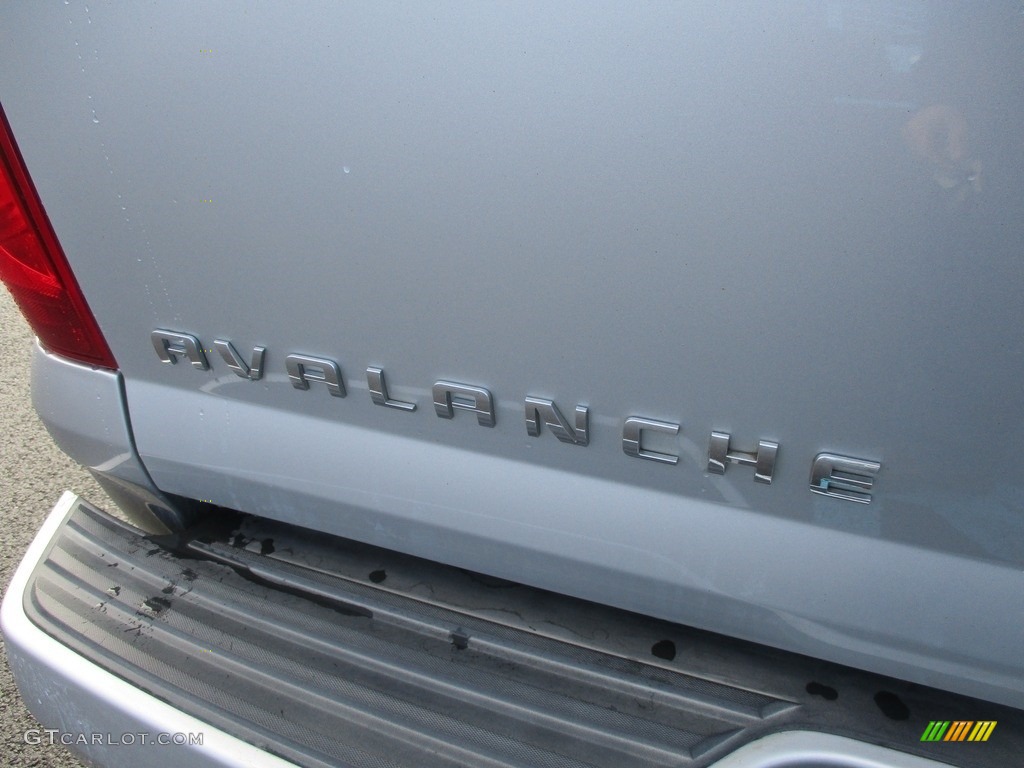 2011 Avalanche LS 4x4 - Sheer Silver Metallic / Ebony photo #9