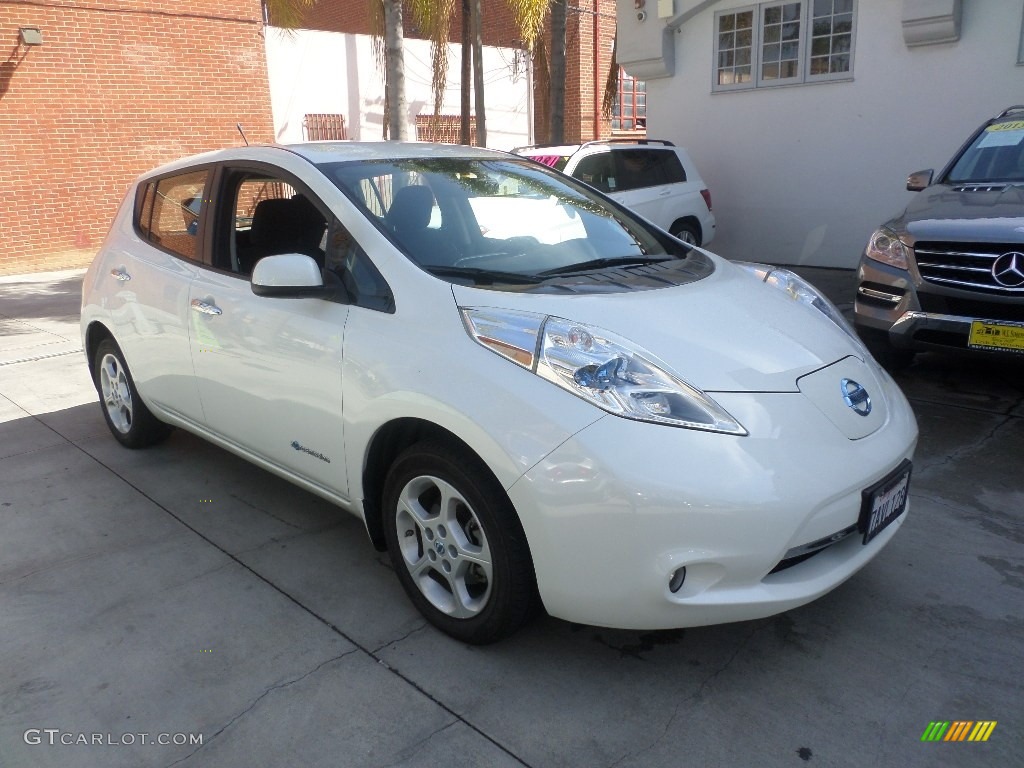 Glacier White Nissan LEAF