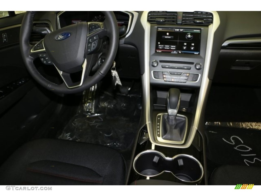 2016 Fusion SE - Ingot Silver Metallic / Charcoal Black photo #8