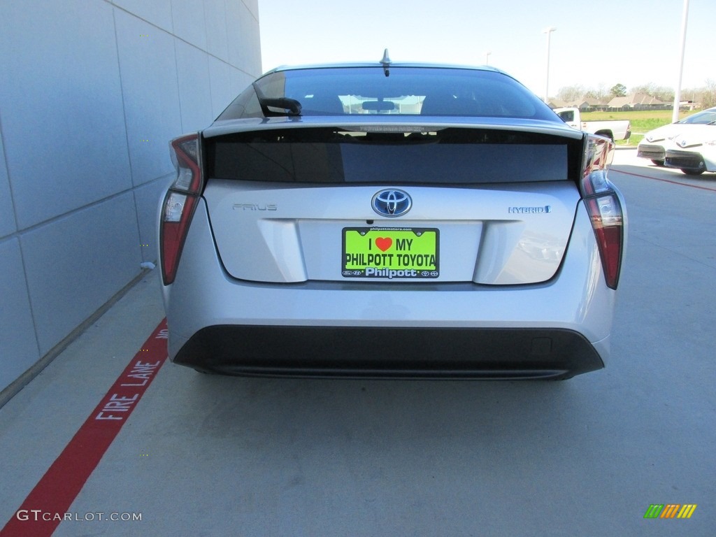 2016 Prius Two - Classic Silver Metallic / Moonstone photo #5