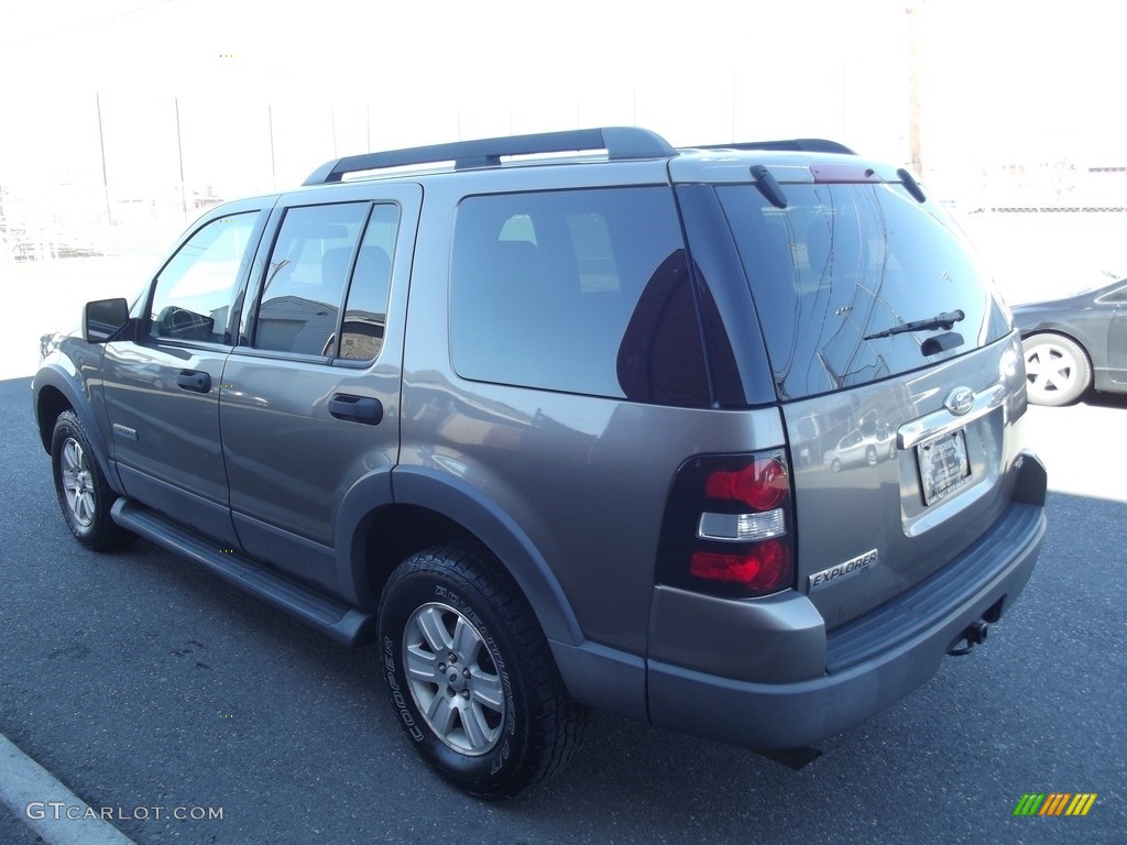 2006 Explorer XLT 4x4 - Pueblo Gold Metallic / Camel photo #3