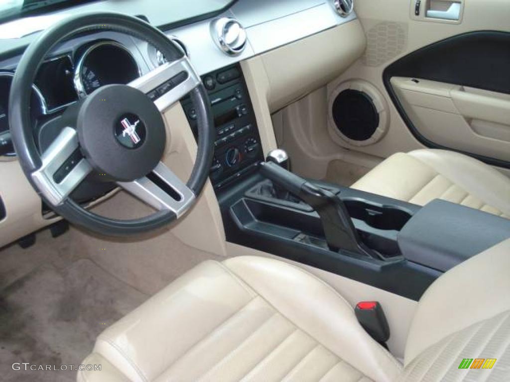 2006 Mustang GT Premium Coupe - Black / Light Parchment photo #10