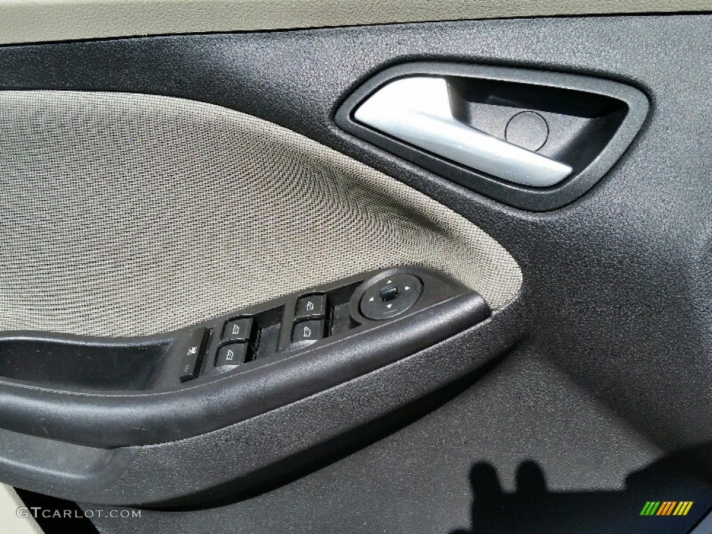 2014 Focus SE Sedan - Ingot Silver / Medium Light Stone photo #10