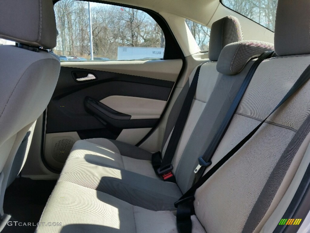 2014 Focus SE Sedan - Ingot Silver / Medium Light Stone photo #14