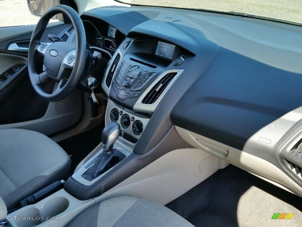 2014 Focus SE Sedan - Ingot Silver / Medium Light Stone photo #18