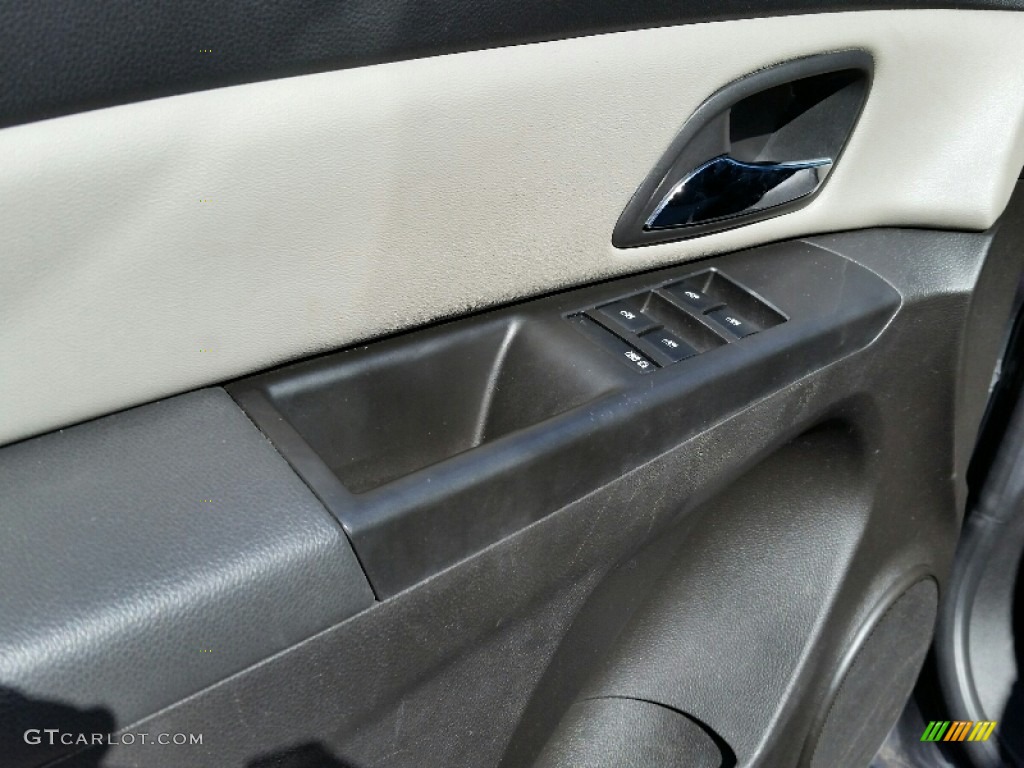2011 Cruze LS - Taupe Gray Metallic / Jet Black/Medium Titanium photo #12