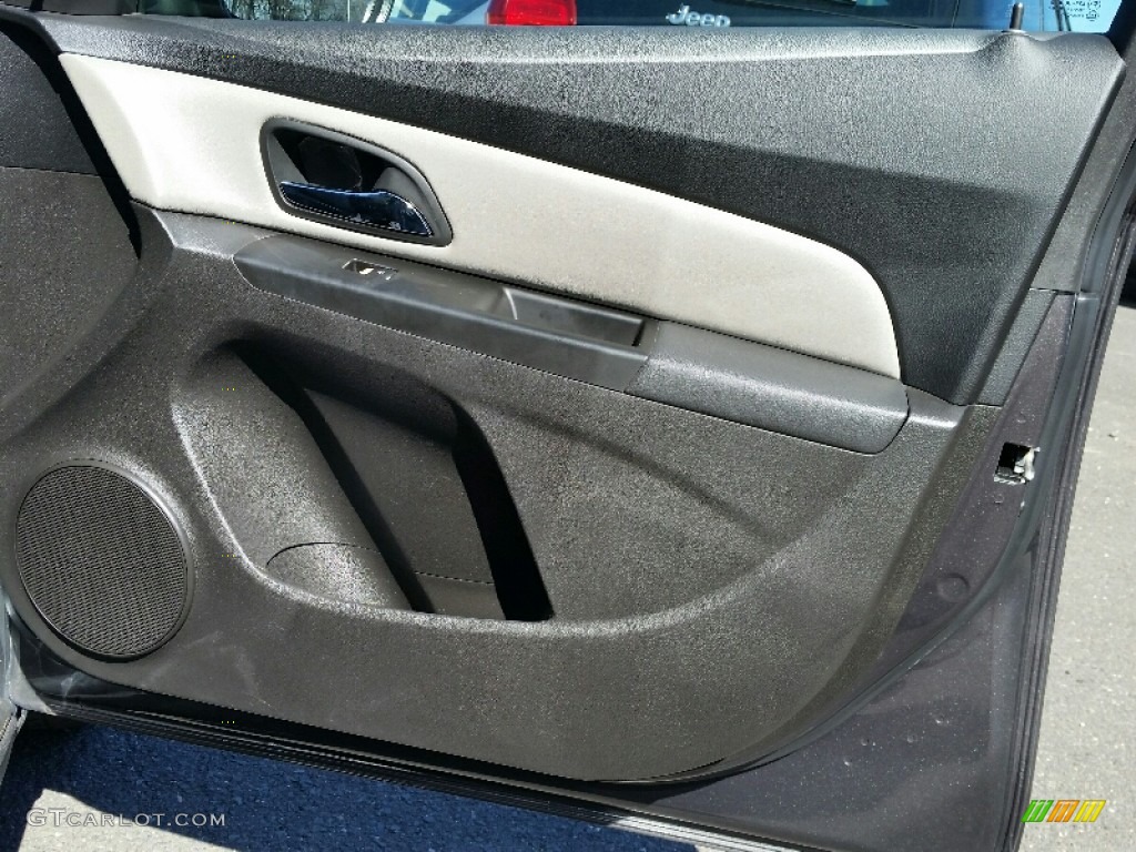 2011 Cruze LS - Taupe Gray Metallic / Jet Black/Medium Titanium photo #18