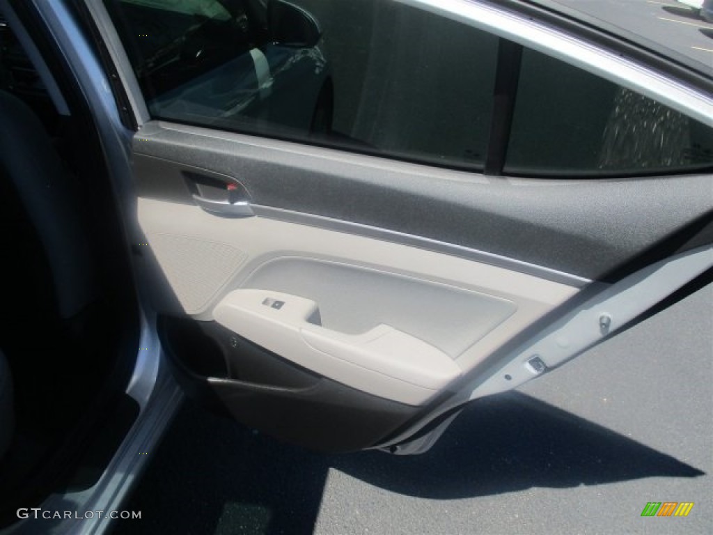 2017 Elantra SE - Silver / Gray photo #13