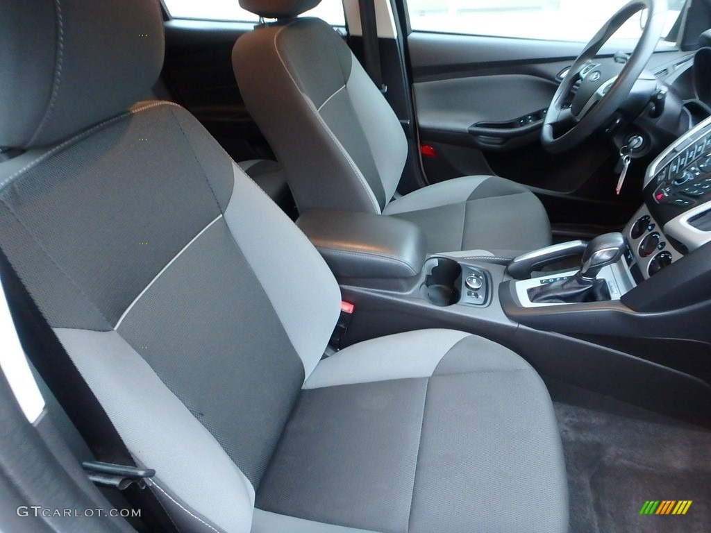 2013 Focus SE Hatchback - Ingot Silver / Charcoal Black photo #11