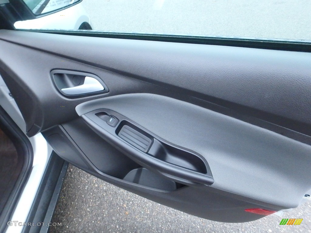 2013 Focus SE Hatchback - Ingot Silver / Charcoal Black photo #13