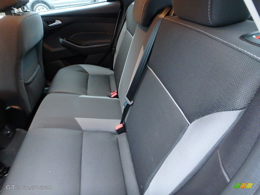 2013 Focus SE Hatchback - Ingot Silver / Charcoal Black photo #17