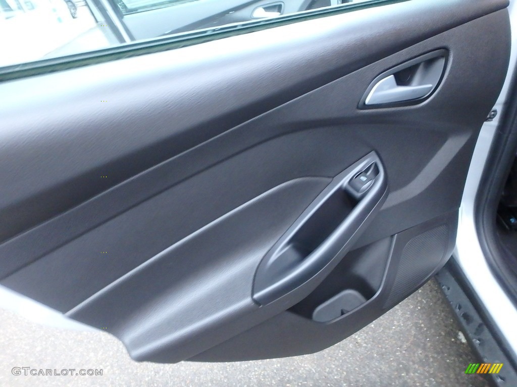 2013 Focus SE Hatchback - Ingot Silver / Charcoal Black photo #19