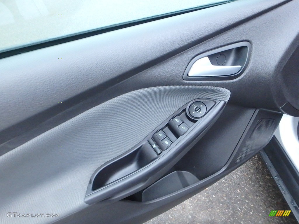 2013 Focus SE Hatchback - Ingot Silver / Charcoal Black photo #20