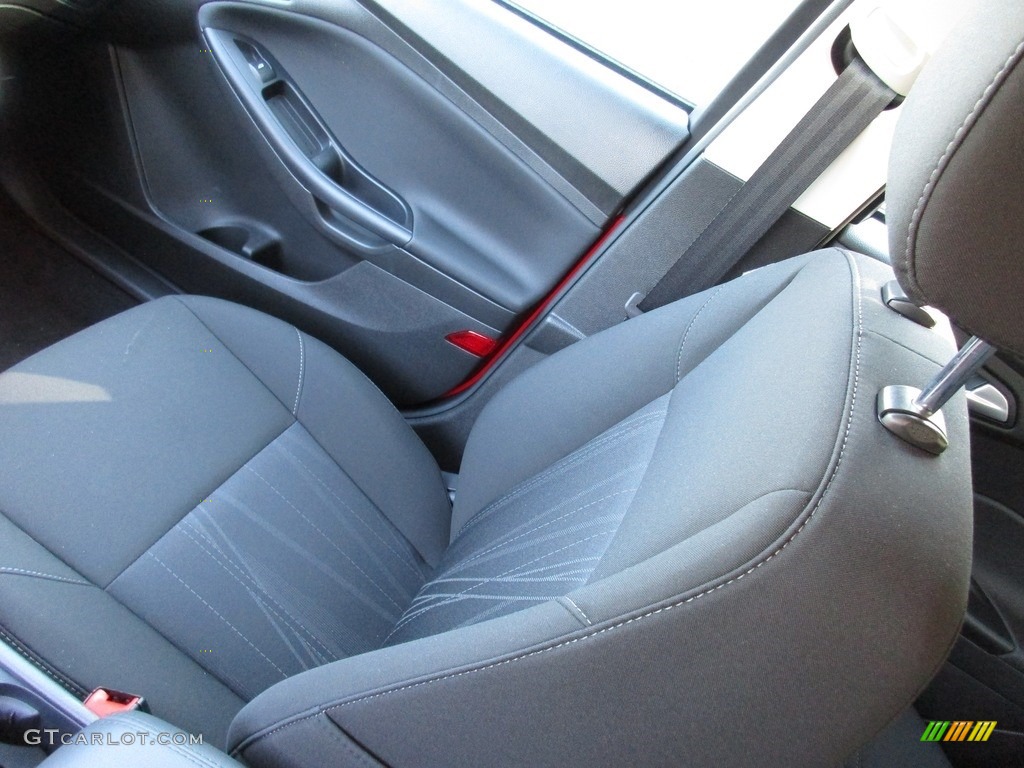 2016 Focus SE Sedan - Race Red / Charcoal Black photo #21