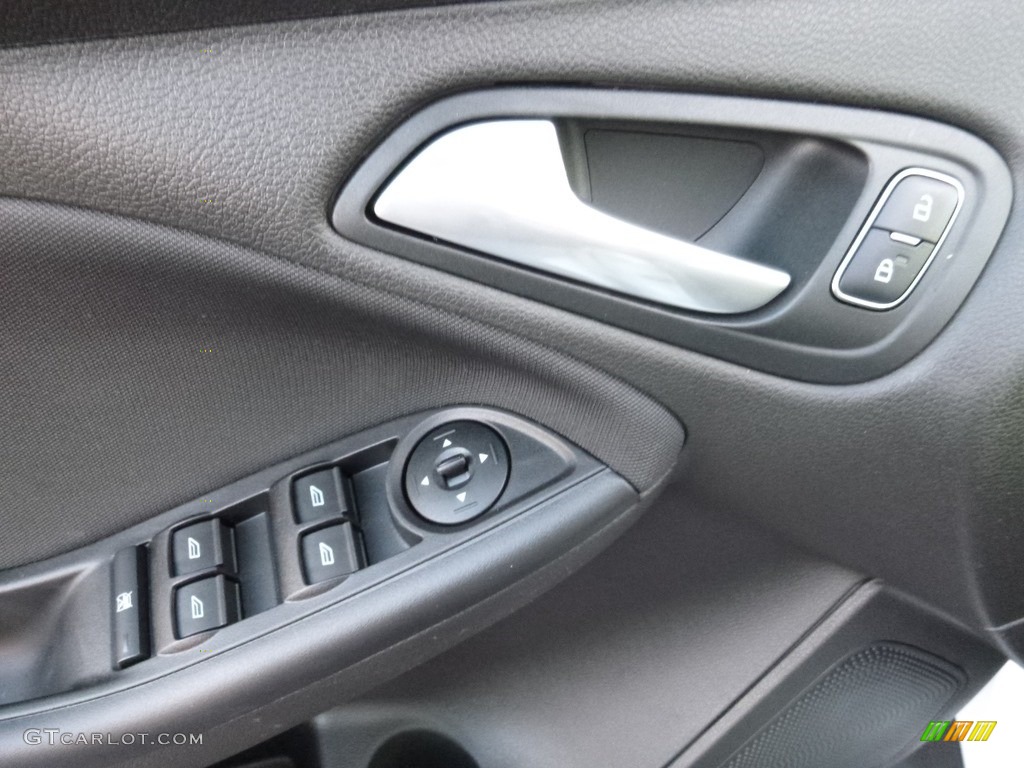 2016 Focus SE Sedan - Oxford White / Charcoal Black photo #9