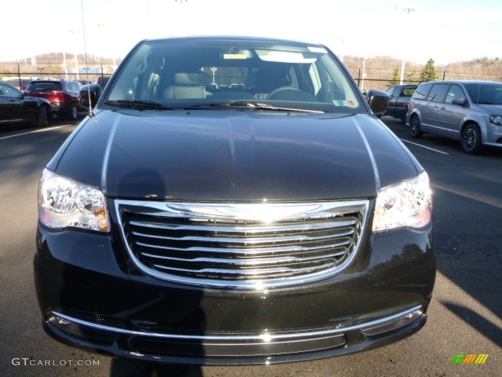 2016 Town & Country Touring - Brilliant Black Crystal Pearl / Black/Light Graystone photo #10