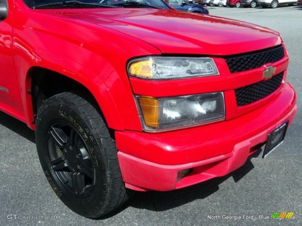2004 Colorado LS Extended Cab - Victory Red / Sport Pewter photo #29