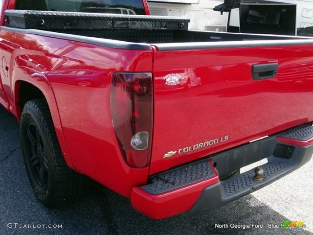 2004 Colorado LS Extended Cab - Victory Red / Sport Pewter photo #31