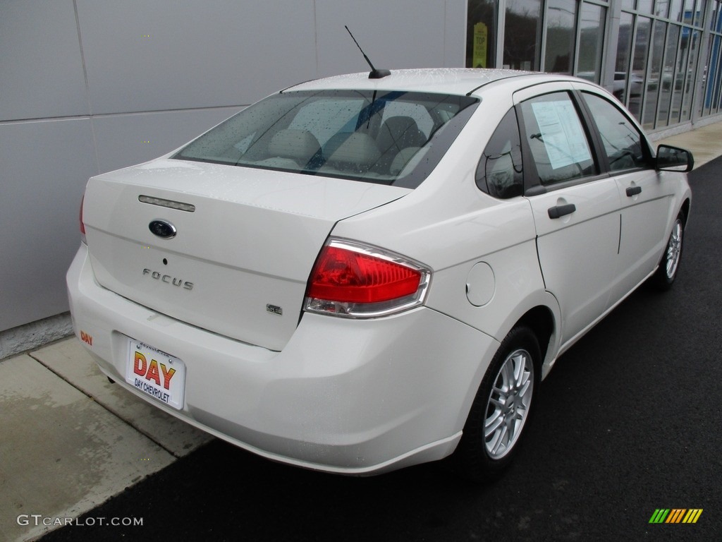 2009 Focus SE Sedan - White Suede / Medium Stone photo #4