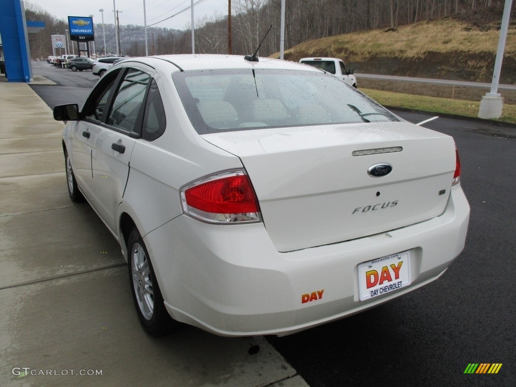 2009 Focus SE Sedan - White Suede / Medium Stone photo #7