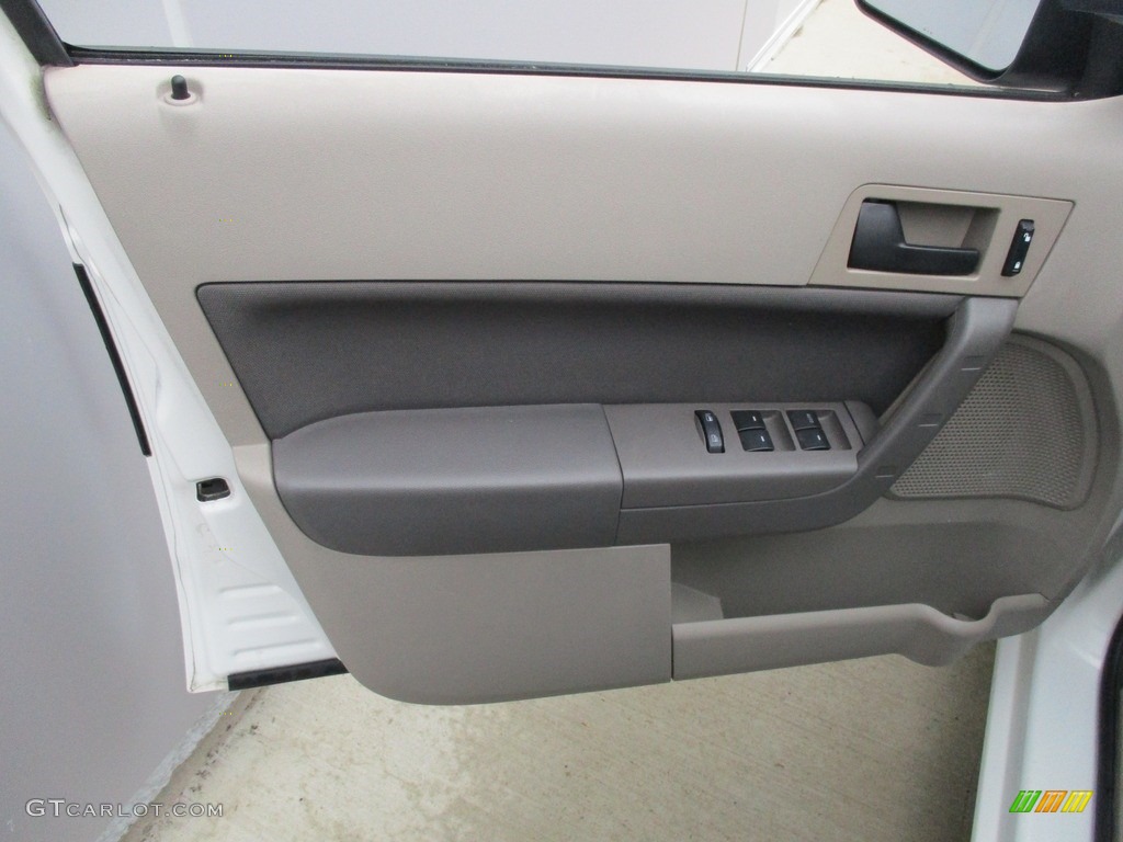 2009 Focus SE Sedan - White Suede / Medium Stone photo #17