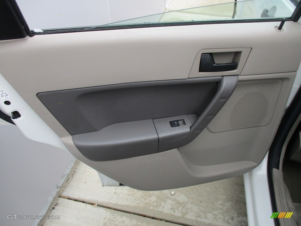 2009 Focus SE Sedan - White Suede / Medium Stone photo #21