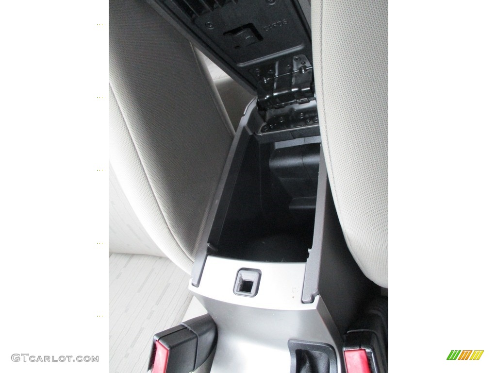 2009 Focus SE Sedan - White Suede / Medium Stone photo #27