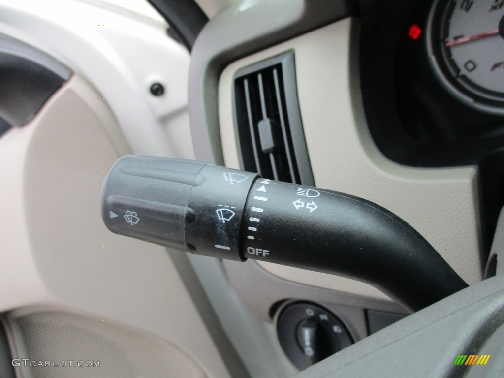 2009 Focus SE Sedan - White Suede / Medium Stone photo #33