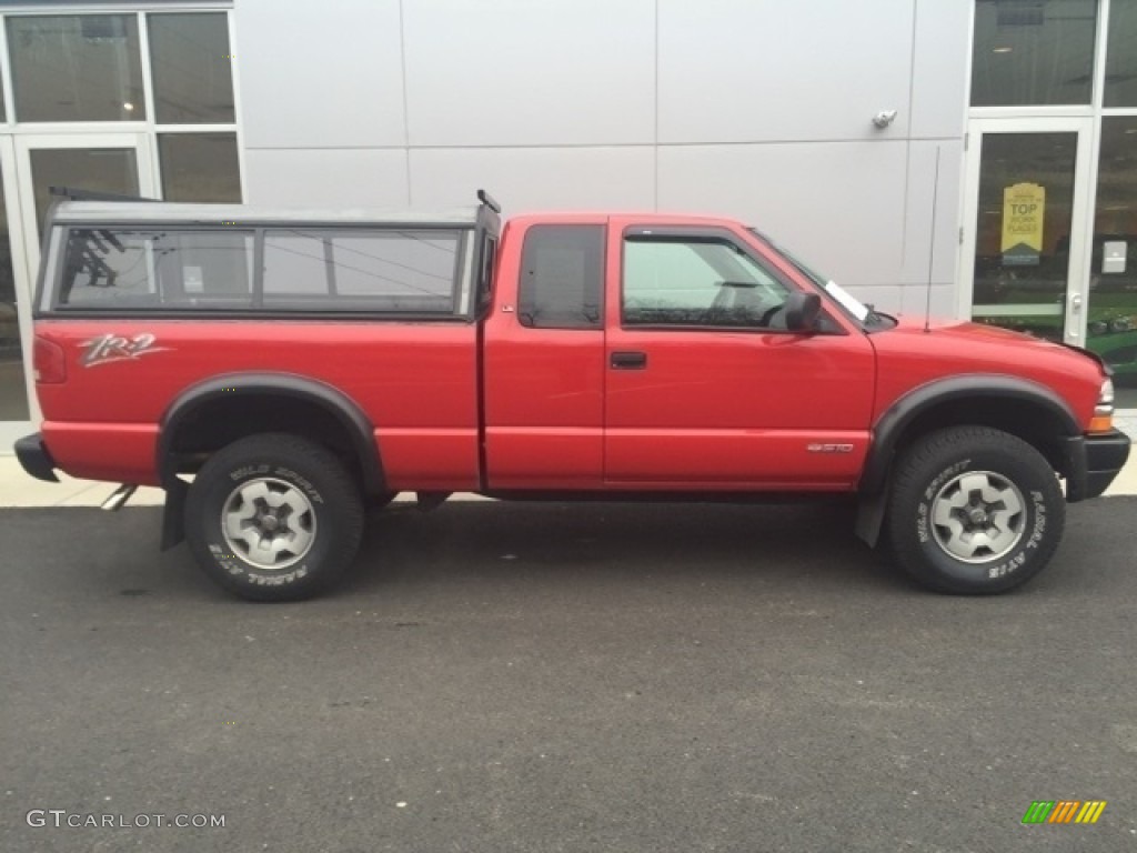 2003 S10 LS Extended Cab 4x4 - Victory Red / Graphite photo #2
