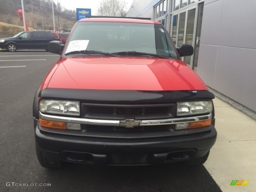 2003 S10 LS Extended Cab 4x4 - Victory Red / Graphite photo #3