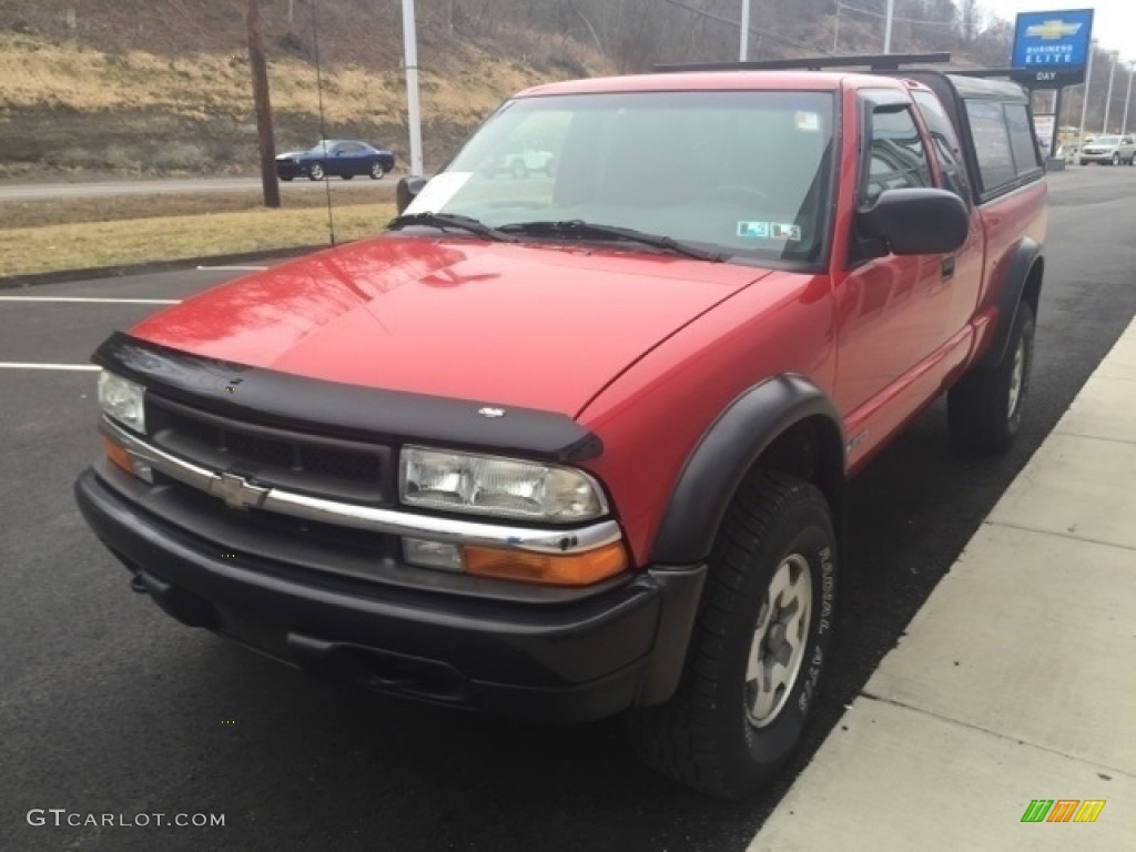 2003 S10 LS Extended Cab 4x4 - Victory Red / Graphite photo #4