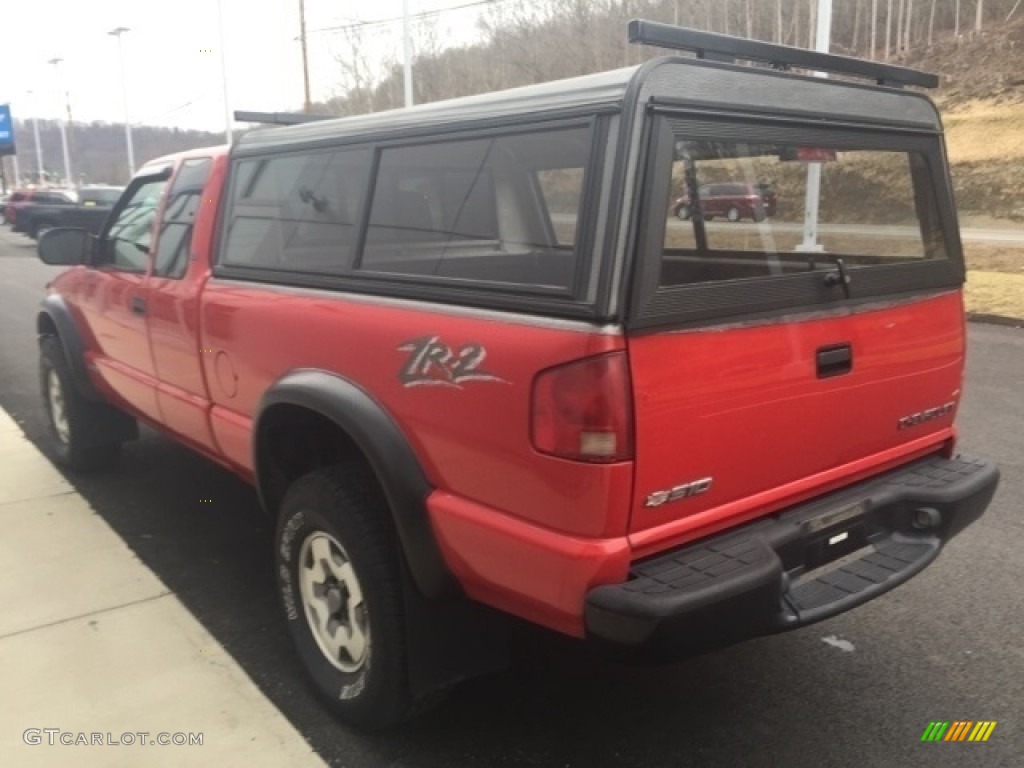 2003 S10 LS Extended Cab 4x4 - Victory Red / Graphite photo #5