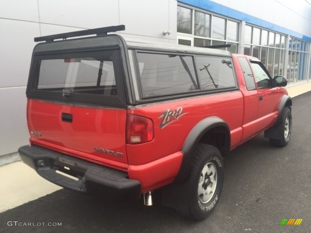 2003 S10 LS Extended Cab 4x4 - Victory Red / Graphite photo #7