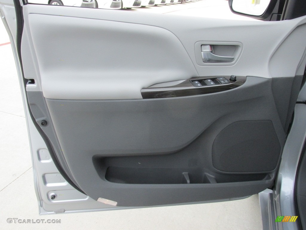 2016 Toyota Sienna XLE Door Panel Photos